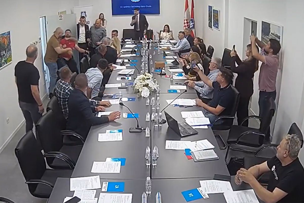 Haos u skupštini u BiH: Poslanik ostao bez majice prije sjednice (VIDEO)