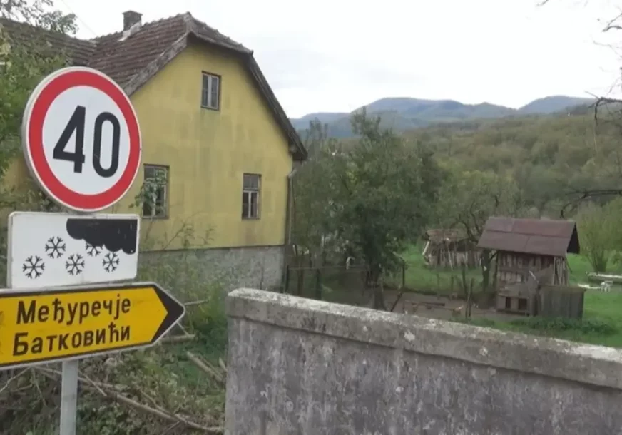 „KAZAN U REPUBLICI SRPSKOJ, RAKIJA U SRBIJI“ Selo na granici sa Crnom Gorom i BiH jedinstveno u svijetu, sve se dijeli NA POLA „KAZAN U REPUBLICI SRPSKOJ, RAKIJA U SRBIJI“ Selo na granici sa Crnom Gorom i BiH jedinstveno u svijetu, sve se dijeli NA POLA