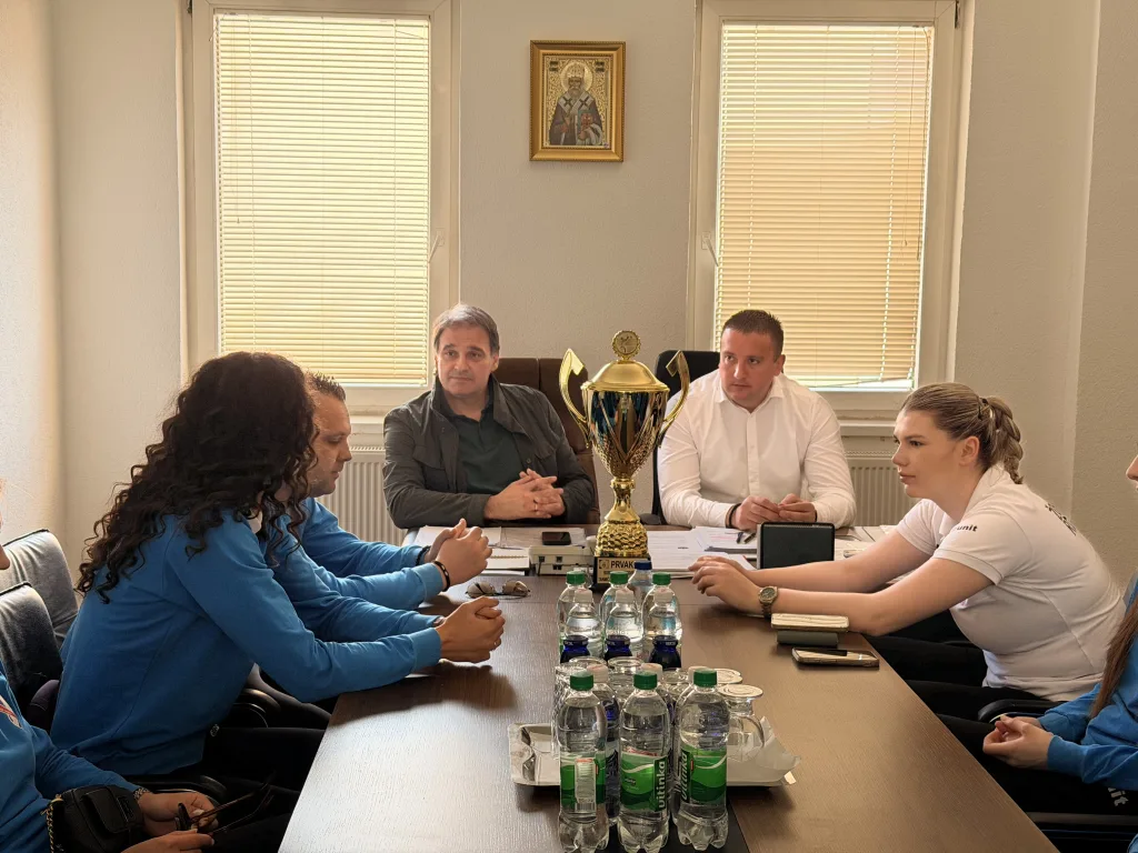 Šampionke iz Gacka na prijemu kod načelnika nakon osvajanja četvrte titule