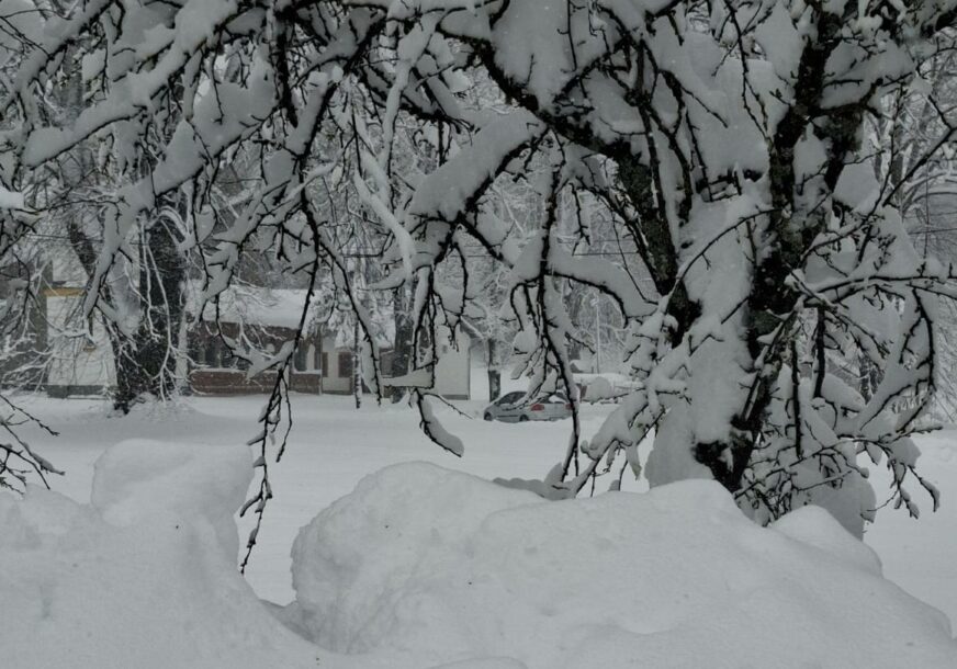 VEJU, VEJU PAHULJE USRED PROLJEĆA Pojedini putevi osvanuli zatrpani SNIJEGOM, prizori kao u DECEMBRU