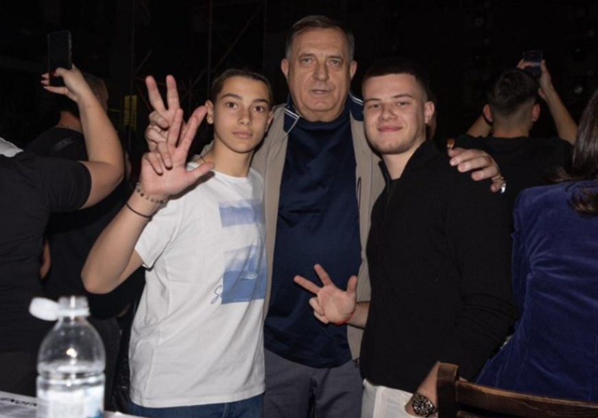 „Ništa ljepše“ Dodik sa unucima na koncertu Aleksandre Prijović „Ništa ljepše“ Dodik sa unucima na koncertu Aleksandre Prijović