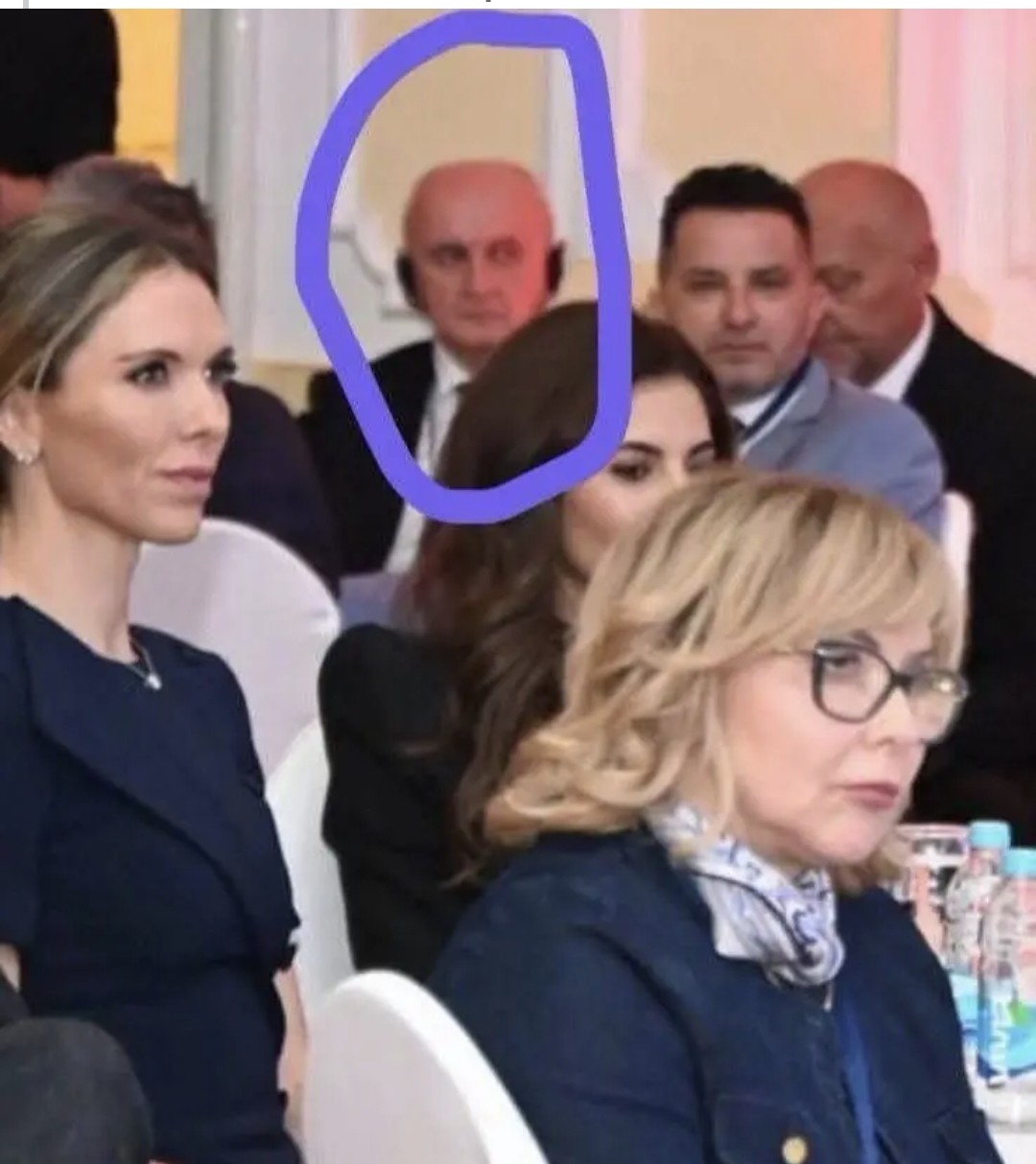 „Londonski đak“ sa slušalicama za prevod za vrijeme govora Trampa Mlađeg „Londonski đak“ sa slušalicama za prevod za vrijeme govora Trampa Mlađeg