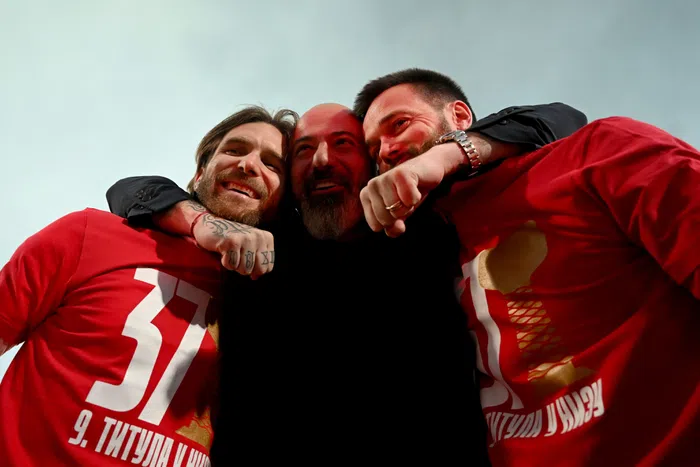 Arnautović zapalio baklju, Stanković izljubio „sinove“: Evo kako je Zvezda proslavila 37. titulu! /VIDEO/