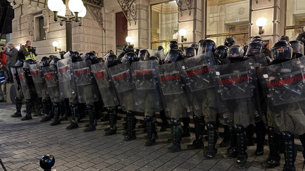Protest ispred Rektorata zbog upada UKP-a: Rektor se obratio okupljenima, više incidenata i sukoba između policije i građana