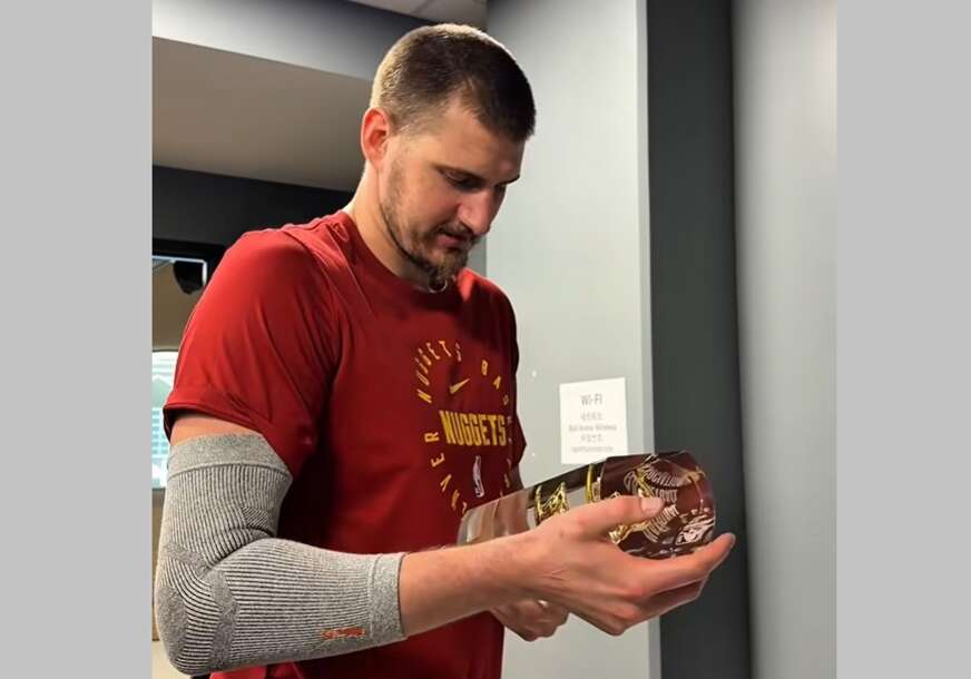 PONOVO ISPISUJE ISTORIJU Nikoli Jokiću uručene nagrade za najboljeg skakača i asistenta NBA lige PONOVO ISPISUJE ISTORIJU Nikoli Jokiću uručene nagrade za najboljeg skakača i asistenta NBA lige