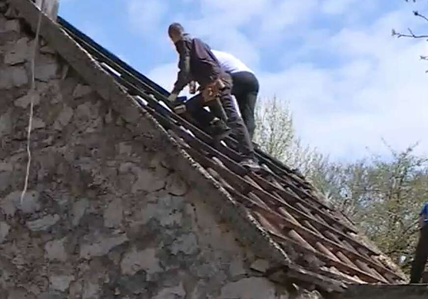 Humanost ujedinila Gacko: Komšije renoviraju kuću Milovićima, zahvaljujući dobrim ljudima porodica uskoro dobija novi dom