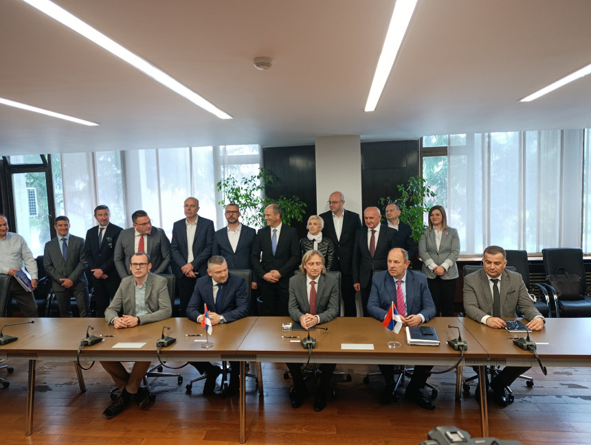 Ugovor potpisan: Milioni evra i trećina struje iz Ugljevika nepovratno odlaze u Sloveniju Ugovor potpisan: Milioni evra i trećina struje iz Ugljevika nepovratno odlaze u Sloveniju