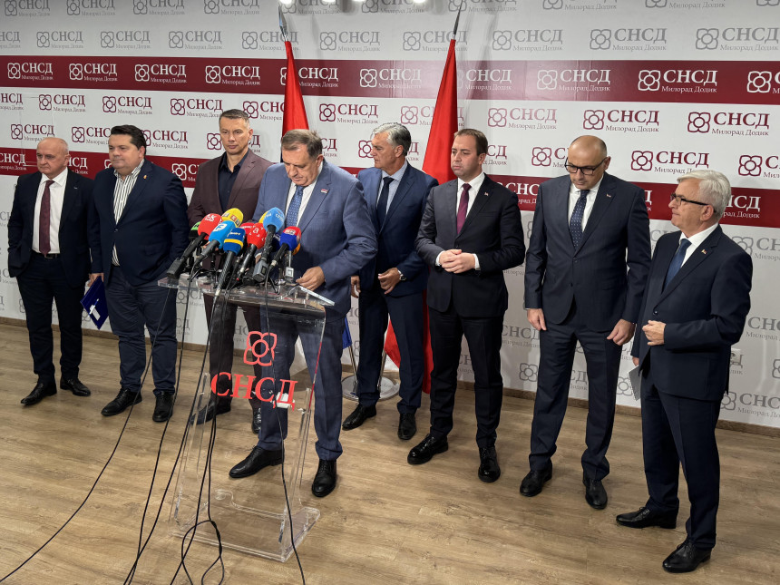 PRELETAČI I “PAPCI” OBLIKUJU POLITIČKU SCENU SRPSKE: Male stranke priljepci SNSD-a