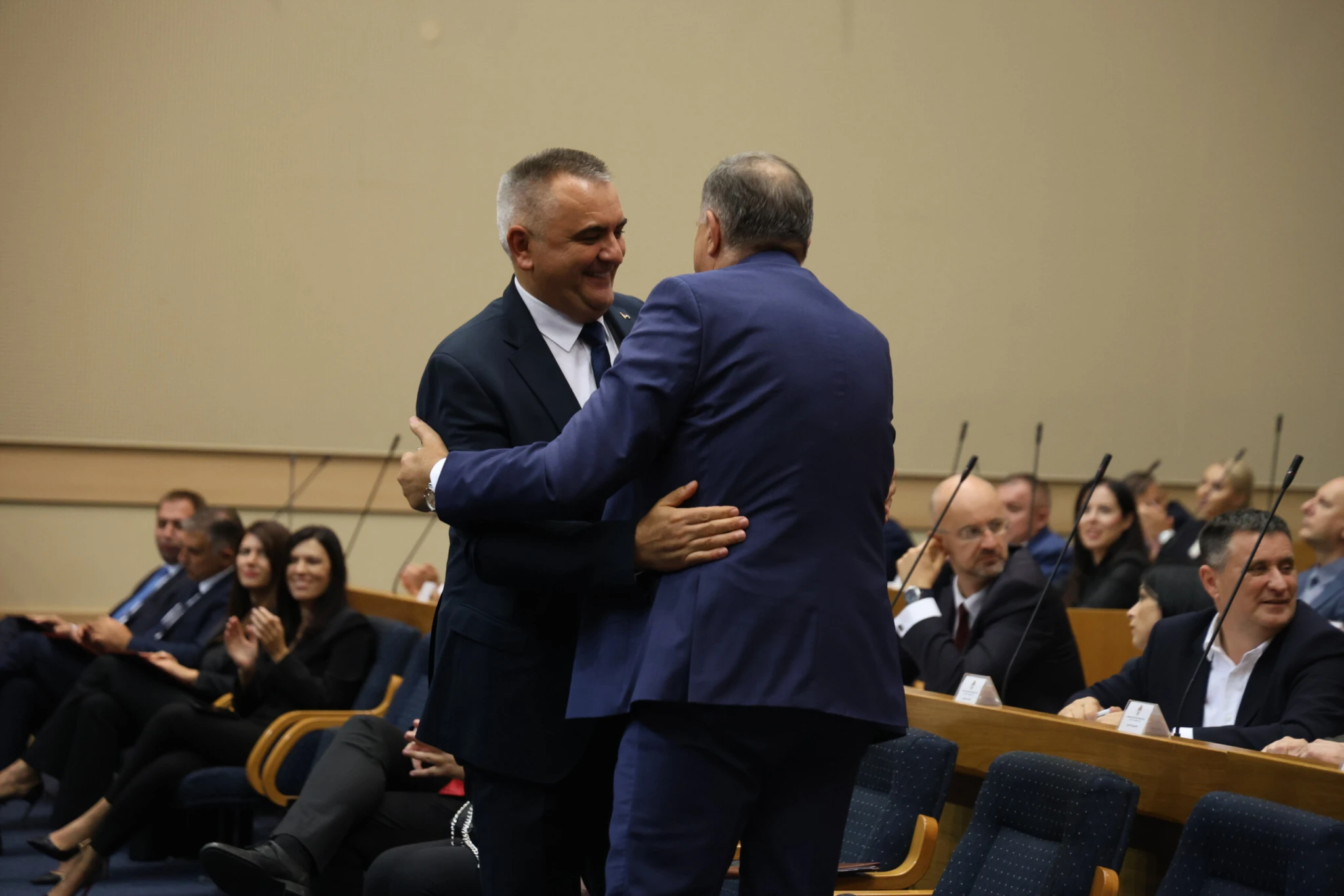 Dodik požar gasi benzinom