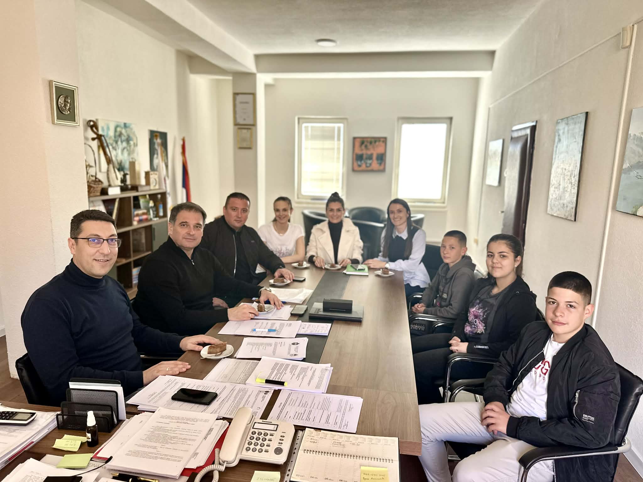 Osnovci posjetili načelnika – sa baklavom počastili Opštinsku upravu