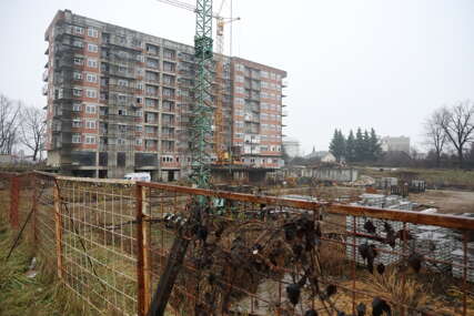 (VIDEO, FOTO) „Očajni ljudi se useljavaju, baka umalo pala s balkona bez ograde“ Stečaj u „Ekvatoru“ i sudbina prevarenih kupaca stanova (VIDEO, FOTO) „Očajni ljudi se useljavaju, baka umalo pala s balkona bez ograde“ Stečaj u „Ekvatoru“ i sudbina prevarenih kupaca stanova