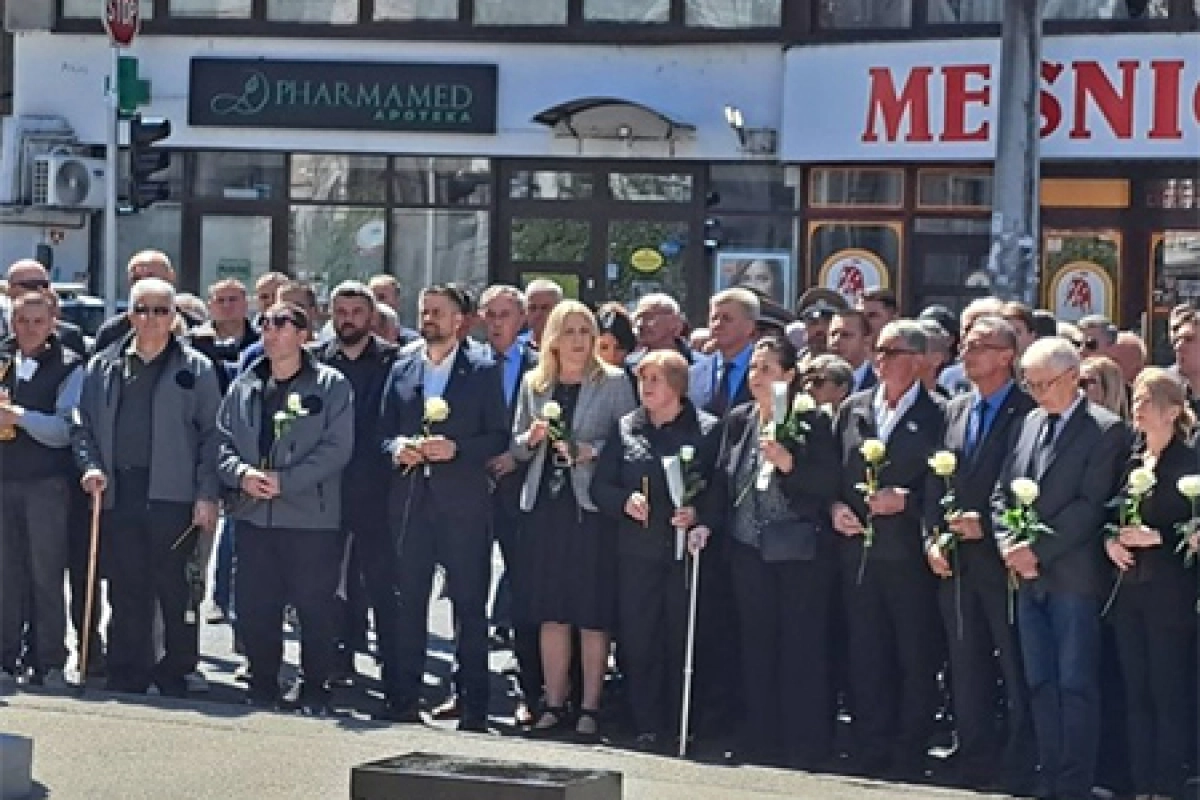 Mirnom šetnjom i polaganjem cvijeća obilježene 34 godine od zločina u Dobrovoljačkoj ulici (VIDEO)