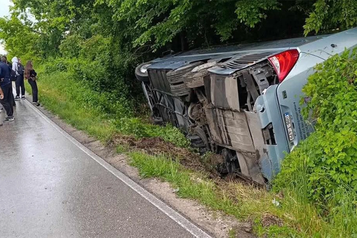 Udes kod Šamca: Auto smrskan, autobus prevrnut (VIDEO, FOTO) Udes kod Šamca: Auto smrskan, autobus prevrnut (VIDEO, FOTO)