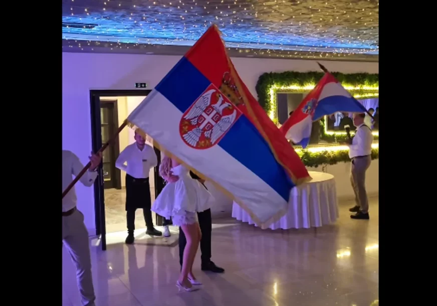 (VIDEO) „Ne vjerujem koliko zadrtih ljudi ima“ Na svadbi u Dubrovniku se zavijorile srpska i hrvatska zastava, mladoženja odmah morao da reaguje (VIDEO) „Ne vjerujem koliko zadrtih ljudi ima“ Na svadbi u Dubrovniku se zavijorile srpska i hrvatska zastava, mladoženja odmah morao da reaguje