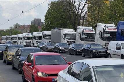 „Odoše nam i pare i živci“ Vozače snašla nova muka, na ulazak u Hrvatsku ČEKAJU I PO 30 SATI „Odoše nam i pare i živci“ Vozače snašla nova muka, na ulazak u Hrvatsku ČEKAJU I PO 30 SATI