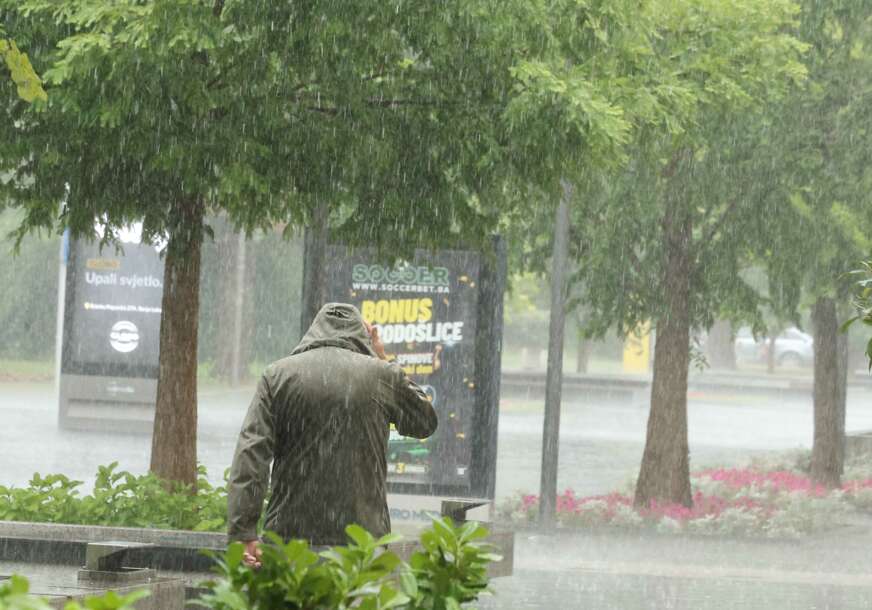 Meteorolozi upalili alarm: U Srpsku stižu pljuskovi, grmljavina i jak vjetar, temperatura naglo pada Meteorolozi upalili alarm: U Srpsku stižu pljuskovi, grmljavina i jak vjetar, temperatura naglo pada