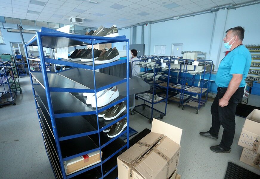 INDUSTRIJA TONE, RADNICI BJEŽE Kolike su plate u fabrikama i zašto na top listi poslodavaca u BiH nema nijednog preduzeća iz Srpske INDUSTRIJA TONE, RADNICI BJEŽE Kolike su plate u fabrikama i zašto na top listi poslodavaca u BiH nema nijednog preduzeća iz Srpske