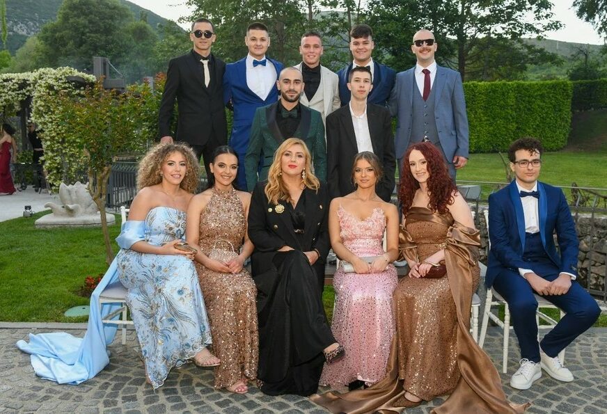 „Izuli su me iz cipela, radili su noću na tome“ Maturanti iznenadili razrednu originalnim poklonom