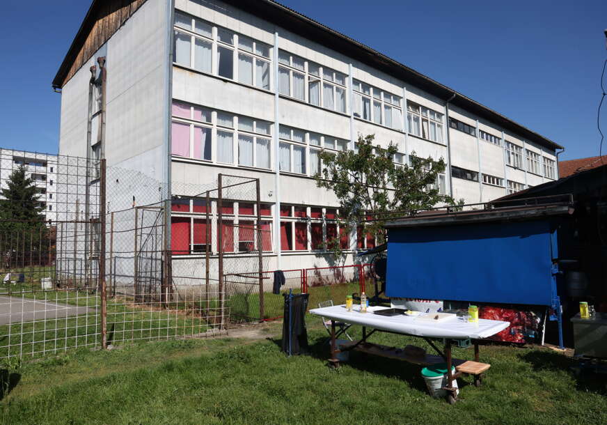 U Evropi OSTAVKA ZBOG ČOKOLADICE, kod nas ni osude: Carinski funkcioner okrenuo tele na ražnju u dvorištu škole, vlast ćutanjem ODOBRAVA BAHATOST