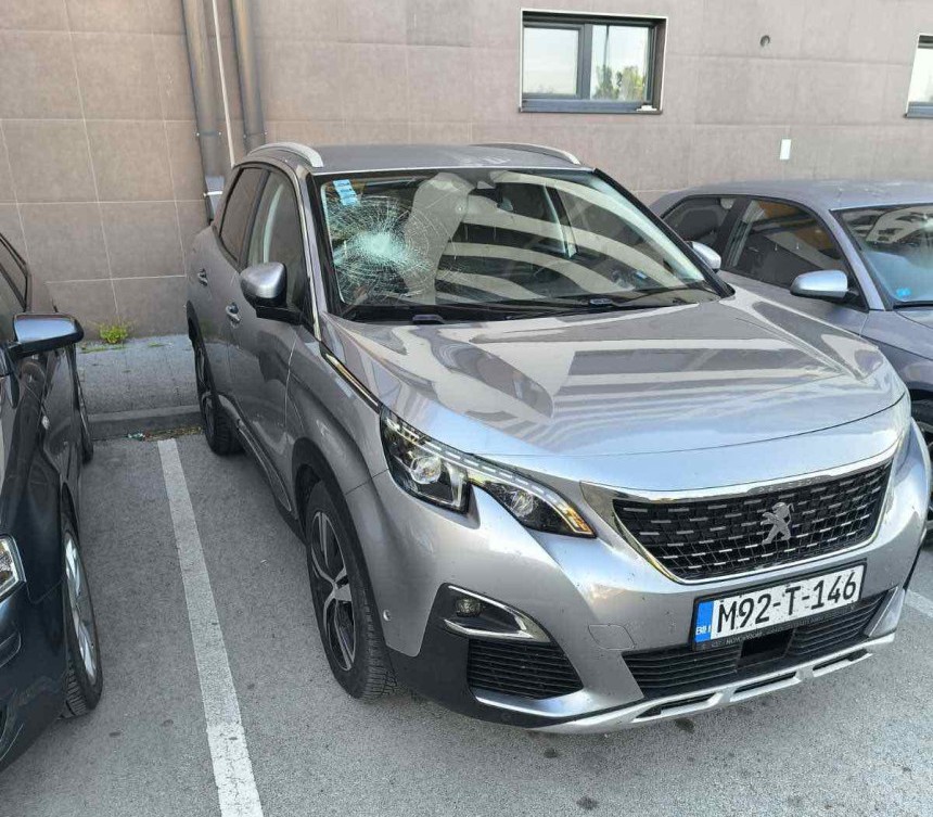 Oštećeno više vozila kod Gradske uprave u Doboju