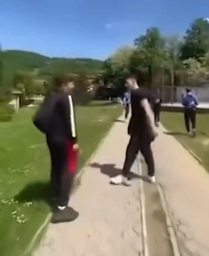Vršnjačko nasilje u Milićima: Napadnut maloljetnik (VIDEO) Vršnjačko nasilje u Milićima: Napadnut maloljetnik (VIDEO)