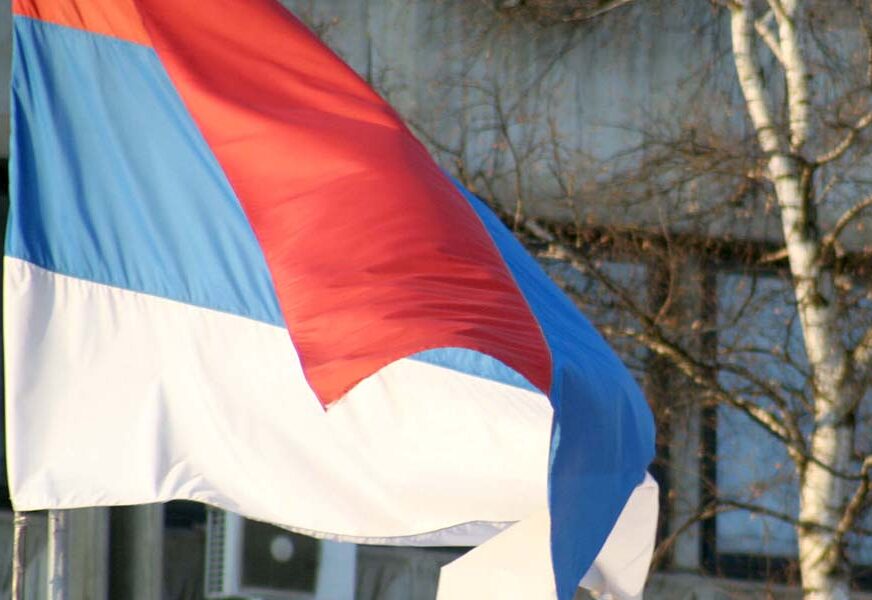 Mladić (23) protjeran iz Hrvatske: Na balkonu hotela mahao zastavom Republike Srpske