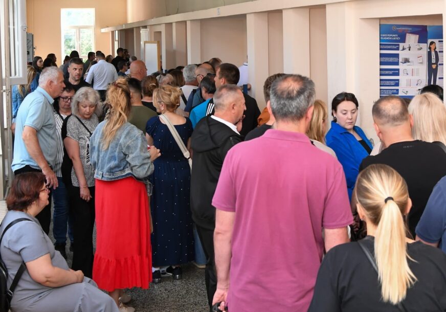 Pristižu rezultati izbora: Pokret Samoopredjeljenja na vrhu sa više od 43 odsto glasova Pristižu rezultati izbora: Pokret Samoopredjeljenja na vrhu sa više od 43 odsto glasova