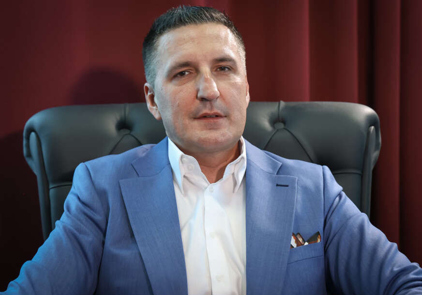 (FOTO) „MAĆEHINSKI ODNOS“ Nedeljko Elek podnio ostavku, UPIRE PRSTOM U LJUBIŠU ĆOSIĆA (FOTO) „MAĆEHINSKI ODNOS“ Nedeljko Elek podnio ostavku, UPIRE PRSTOM U LJUBIŠU ĆOSIĆA