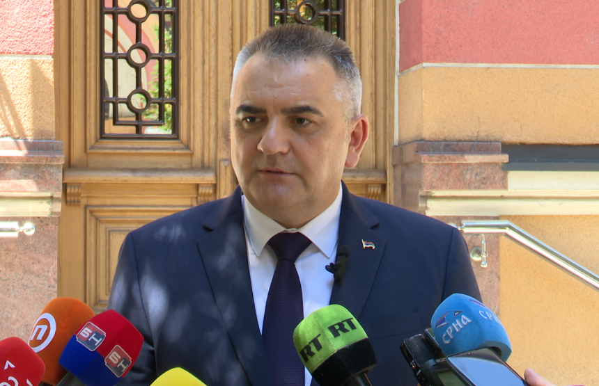 Direktor Poreske uprave dijeli novac aktivistima SNSD u Banjaluci, a Minić nemušto to opravdava