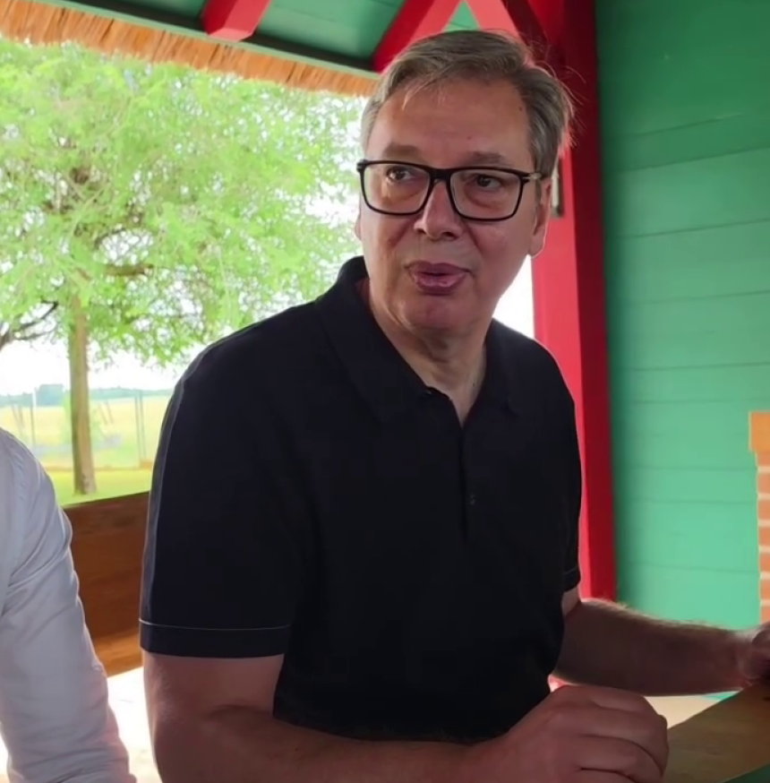 Vučić se vratio u Srbiju živ i zdrav, pa proslavio uz roštilj Vučić se vratio u Srbiju živ i zdrav, pa proslavio uz roštilj