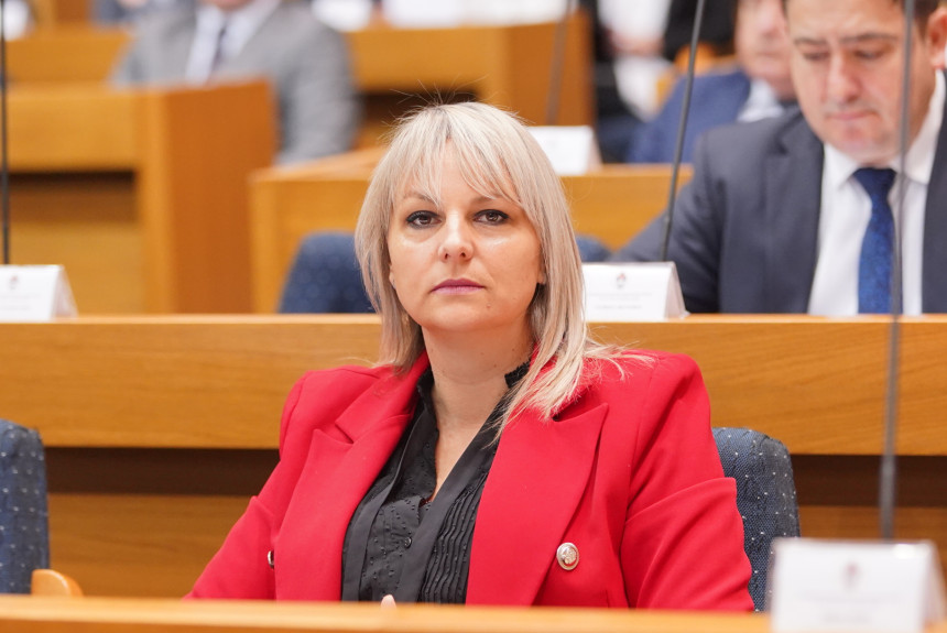 Javni sektor zadužen samo u ovoj godini skoro tri milijarde Javni sektor zadužen samo u ovoj godini skoro tri milijarde